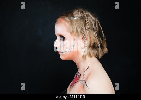 Jugendlich Mädchen mit Halloween Make-up. Profil auf Blackboard Hintergrund Stockfoto