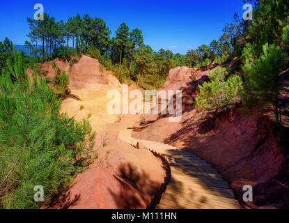 Die ockerfarbenen Pfad (Le Sentier des Ocres) durch die roten Felsen von Roussillon (Les Ocres), ein Naturpark in Vaucluse, Provence, Frankreich Stockfoto