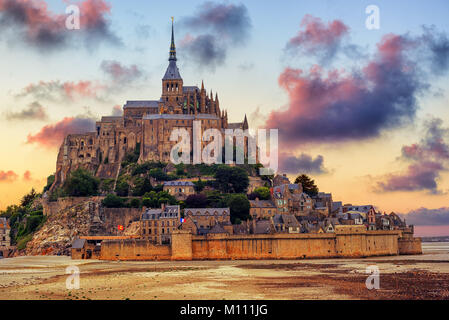 Le Mont Saint Michel Island, einer der wichtigsten historischen Stätten in Frankreich besucht, auf dramatischer Sonnenuntergang Stockfoto