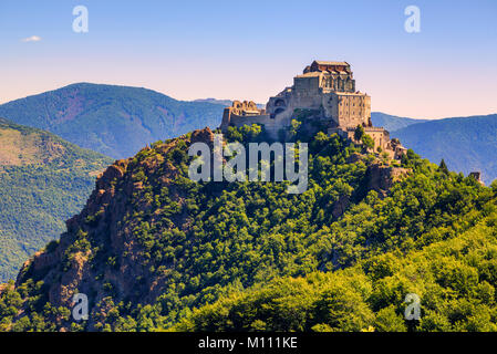 Die Sacra di San Michele (Saint Michael's) Abtei, Turin, Italien, mit Blick auf das Val di Susa Tal, inspiriert das Benediktinerkloster in dem Buch "Die Na Stockfoto