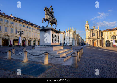 Piazza San Carlo und die bronzene Denkmal von Emmanuel Philibert, Herzog von Savoyen, auf einem Pferd, in der Innenstadt von Turin, Italien Stockfoto