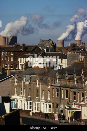 Sellafield Wiederaufarbeitungsanlagen für Ort, Sellafield, Cumbria 1986 Sellafield ist ein Wiederaufarbeitungsanlagen für bestrahlte und Stilllegung kerntechnischer Anlagen, nahe dem Dorf seascale an der Küste der Irischen See in Cumbria, England. Die Website wird von Sellafield Bahnhof serviert. Sellafield enthält die ursprünglichen nuklearen Reaktor in Windscale, der befindet sich derzeit in der Stilllegung und Rückbau und Calder Hall, ein Nachbar von Windscale, der auch in der Stilllegung und Rückbau der vier Atomkraft Erzeugung von Reaktoren. Es ist der Standort der weltweit ersten c Stockfoto