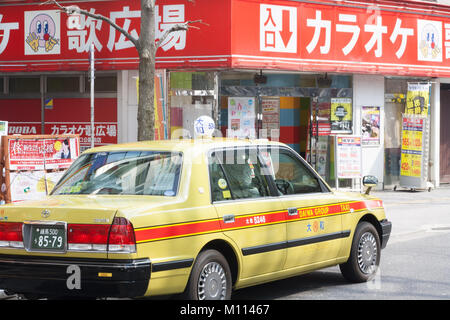 Stationäre gelben Taxi in Tokio während des Tages Stockfoto