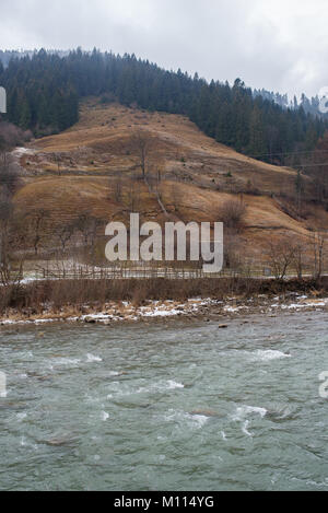 Fließt ein Fluss im Winter Berg der Karpaten. Stockfoto