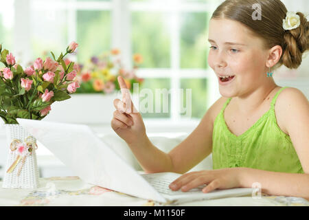 Mädchen mit modernen laptop Stockfoto