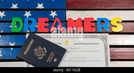 Träumer Konzept mit Rechtschreibung Buchstaben auf US Flag Stockfoto