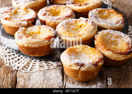 Portugiesische Gebäck Pastel de nata mit Vanillesauce Creme close-up auf Tisch. Horizontale Stockfoto