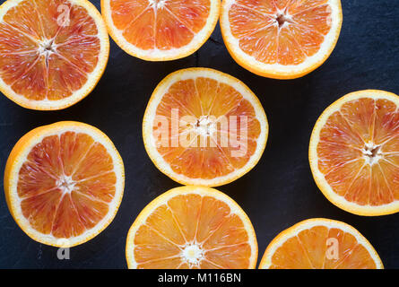 X Citrus Sinenesis. Blutorangen auf Schiefer. Stockfoto