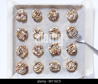 Hausgemachte Datum-, Mandel- und chewy Chocolate Chip Cookies, bereit zum Backen. Stockfoto