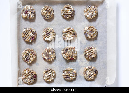 Hausgemachte Datum-, Mandel- und chewy Chocolate Chip Cookies, bereit zum Backen. Stockfoto