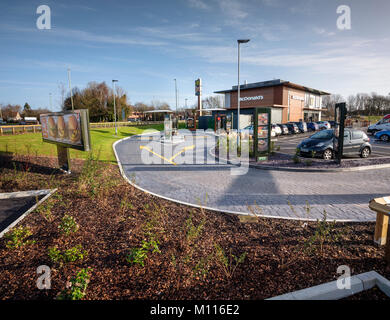 Eine McDonalds-Fahrt durch das Restaurant in der Nähe von Portsmouth, Hampshire, Großbritannien. Nur für redaktionelle Zwecke. Stockfoto