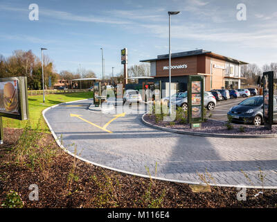 Eine McDonalds-Fahrt durch das Restaurant in der Nähe von Portsmouth, Hampshire, Großbritannien. Nur für redaktionelle Zwecke. Stockfoto