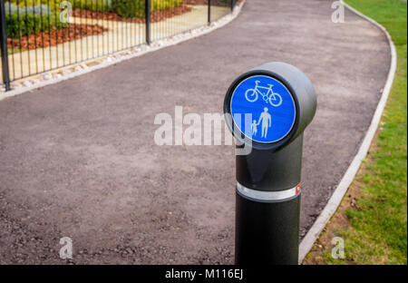 Neue Beschilderung Kennzeichnung eine Mitbenutzung Fuß- und Radweg in einer Hampshire Wohngebiet. Stockfoto