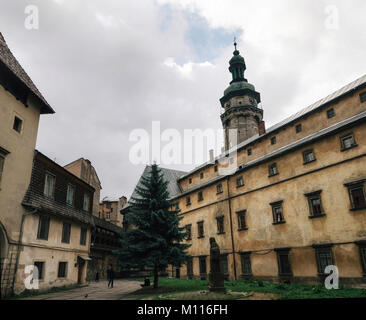 Innenhof der Bernhardiner Kloster in Lemberg, Ukraine Stockfoto