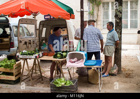 Cajarc, Frankreich - 24. Juli 2008: Konferenz für ein Schwätzchen auf dem traditionellen Markt in ländlichen Cajarc im Tal des Lot, Lot, Frankreich Stockfoto