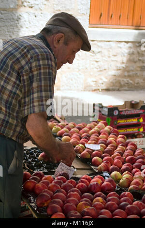 Cajarc, Frankreich - 24. Juli 2008: Verkauf von Obst auf dem traditionellen Markt in ländlichen Cajarc im Tal des Lot, Lot, Frankreich Stockfoto