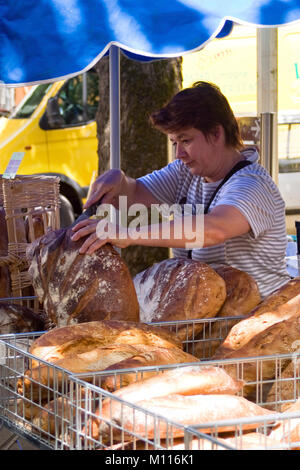 Cajarc, Frankreich - 24. Juli 2008: Verkauf von Brot auf dem traditionellen Markt in ländlichen Cajarc im Tal des Lot, Lot, Frankreich Stockfoto