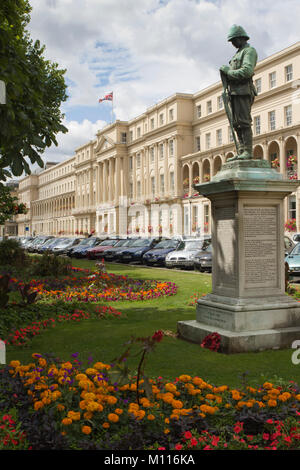 Cheltenham, Gloucestershire, Großbritannien - 25 Juli 2010: Boer War Memorial und bunten Sommer blumenrabatten vor dem Gemeindeamt auf der Promenade, Cheltenham. 1907 errichtet das Denkmal steht vor was angesehen werden von vielen als die schönste Regency Gebäude in Cheltenham. Boer War Memorial und bunten Sommer blumenrabatten vor dem Gemeindeamt auf der Promenade, Cheltenham, Gloucestershire, VEREINIGTES KÖNIGREICH Stockfoto