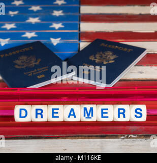 Träumer Konzept mit Rechtschreibung Buchstaben auf US Flag Stockfoto