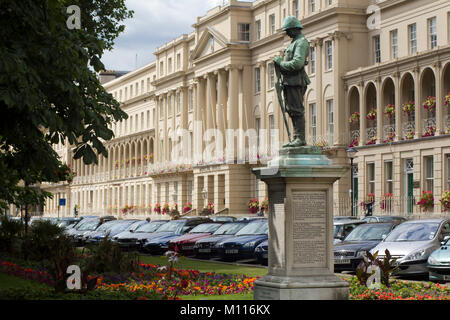 Cheltenham, Gloucestershire, Großbritannien - 25 Juli 2010: Boer War Memorial und bunten Sommer blumenrabatten vor dem Gemeindeamt auf der Promenade, Cheltenham. 1907 errichtet das Denkmal steht vor was angesehen werden von vielen als die schönste Regency Gebäude in Cheltenham. Boer War Memorial und bunten Sommer blumenrabatten vor dem Gemeindeamt auf der Promenade, Cheltenham, Gloucestershire, VEREINIGTES KÖNIGREICH Stockfoto