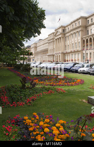 Cheltenham, Gloucestershire, Großbritannien - 25 Juli 2010: Bunte Sommerblume Grenzen vor dem Gemeindeamt auf der Promenade, Cheltenham. Um 1835 abgeschlossen, diese werden von vielen als die schönste Regency Gebäude in Cheltenham betrachtet. Bunte Sommerblume Grenzen vor dem Gemeindeamt auf der Promenade, Cheltenham, Gloucestershire, VEREINIGTES KÖNIGREICH Stockfoto