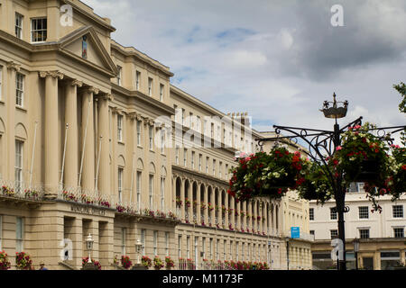 Cheltenham, Gloucestershire, Großbritannien - 25 Juli 2010: Bunte sommerblumen vor dem Gemeindeamt auf der Promenade, Cheltenham. Um 1835 abgeschlossen, diese werden von vielen als die schönste Regency Gebäude in Cheltenham betrachtet. Bunte sommerblumen vor dem Gemeindeamt auf der Promenade, Cheltenham, Gloucestershire, VEREINIGTES KÖNIGREICH Stockfoto