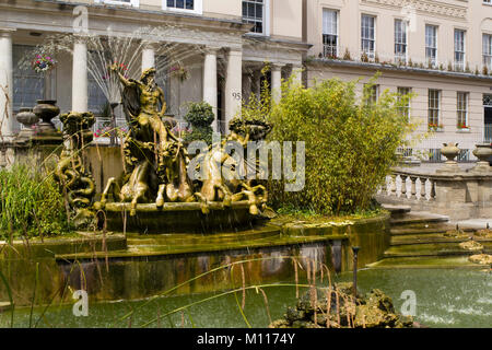 Cheltenham, Gloucestershire, Großbritannien - 25 Juli 2010: Neptunbrunnen auf der Promenade, Cheltenham. Dieser Brunnen, 1893 errichtet, wird gesagt, der Trevi-brunnen in Rom inspiriert worden zu sein. Springbrunnen auf der Promenade, Cheltenham, Gloucestershire, VEREINIGTES KÖNIGREICH Stockfoto