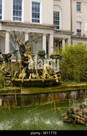 Cheltenham, Gloucestershire, Großbritannien - 25 Juli 2010: Neptunbrunnen auf der Promenade, Cheltenham. Dieser Brunnen, 1893 errichtet, wird gesagt, der Trevi-brunnen in Rom inspiriert worden zu sein. Springbrunnen auf der Promenade, Cheltenham, Gloucestershire, VEREINIGTES KÖNIGREICH Stockfoto