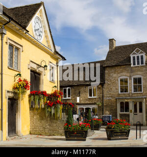 Tetbury, Gloucestershire, Großbritannien - 16 August 2010: Bunte Sommer Blumen schmücken die Altstadt Cotswold Markthalle in Tetbury. Farbenfrohe Sommer Blumen schmücken die Altstadt Cotswold Markthalle in Tetbury, Gloucestershire, VEREINIGTES KÖNIGREICH Stockfoto