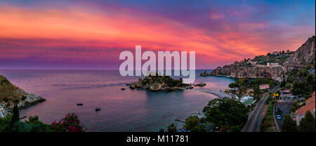 Einen Panoramablick auf einem bunten Sonnenuntergang über Isola Bella Naturschutzgebiet, an der Küste von Taormina, Sizilien Stockfoto