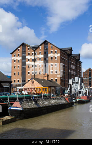 Gloucester, Großbritannien - 24 August 2010: eine renovierte alte viktorianische Lagerhaus Gebäude im historischen Gloucester Docks Häuser der National Waterways Museum. Alte Lager in den Gebäuden der Wasserstraßen Museum in Gloucester Docks, Gloucester, Großbritannien Stockfoto