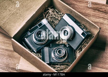 Alten retro Sucherkameras in der Post Box Stockfoto