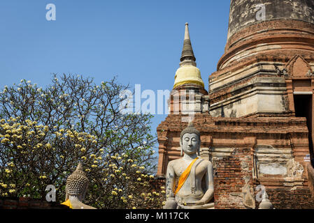 Ayutthaya, Statue von Buddha von Blumen in einem Tempel gerahmt Stockfoto