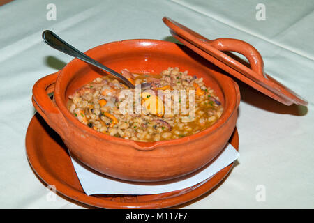 Fregola mit Miesmuscheln (kugelförmigen Sardischen pastai), Genoni, Sardinien Stockfoto