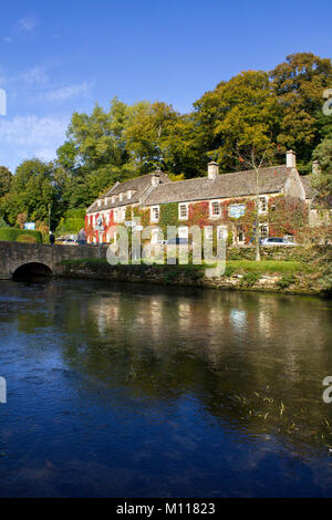 Bibury, Gloucestershire, Großbritannien - 7.. Oktober 2010: Klassische Frühherbstansicht der alten Brücke über den Fluss Coln in Bibury. Bibury wurde einst von William Morris (1834-96) als "das schönste Dorf in England" beschrieben. Stockfoto