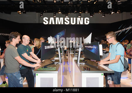 Köln, Deutschland - 24. August 2017: Die Messe Besucher spielen und testen Computerspiele am Stand der Elektronikkonzern Samsung auf der Gamescom 2017. Stockfoto