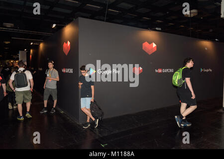 Köln, Deutschland - 24. August 2017: Jungen stehen an der Ecke des Standes von Youtube und Google bei Gamescome 2017. Die gamescom ist eine Messe Stockfoto