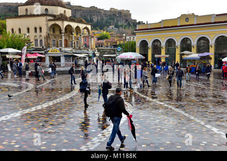 Monastiraki Platz nach Regen, Menschen mit Sonnenschirmen, Reflexionen, Metro Station, Athen, Griechenland Stockfoto