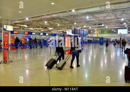 Check-in-Schaltern in der Abflughalle am Flughafen Athen, Personen mit Gepäck Stockfoto