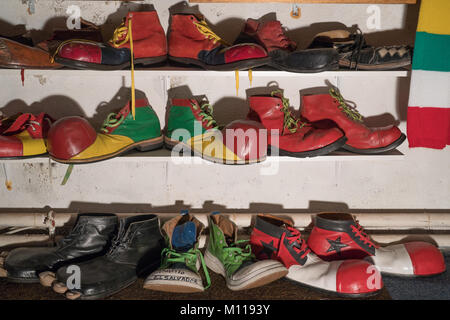 Schuhe der traditionellen Clown in die Clowns Galerie und Museum in London. Foto Datum: Donnerstag, 25. Januar 2018. Foto: Roger Garfield/Alamy Stockfoto