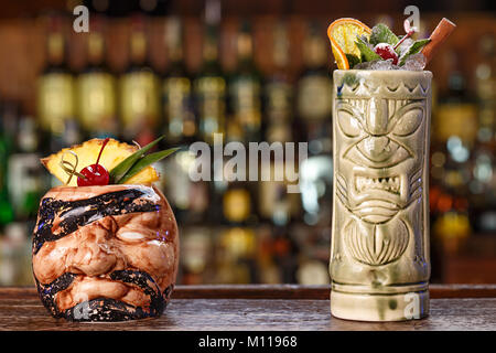Eingestellt von alkoholischen Cocktails an der Bar. Cocktails auf Rum, Kokosnusscreme, Fruchtsäfte mit Vanille. Platz für Text Stockfoto