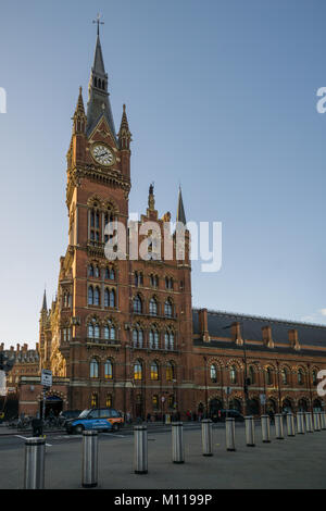 Panorama der reich verzierten St. Pancras railway station Hotel von der Seite beim Sonnenuntergang. Stockfoto