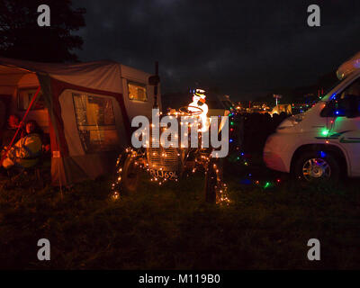 Zeotor Traktor mit schneemänner an Ashover Festival der Lichter  Stockfotografie - Alamy