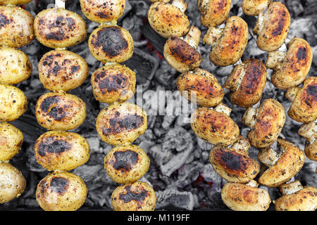 Vegetarische Spieße aus Kartoffeln und Pilze auf dem Grill im Freien gemacht Stockfoto