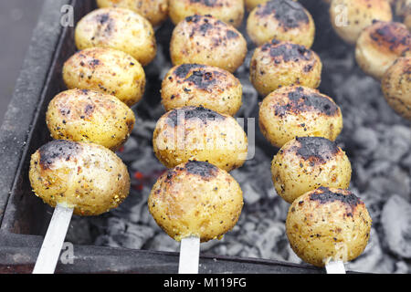 Vegetarische Spieße aus Kartoffeln und Pilze auf dem Grill im Freien gemacht Stockfoto