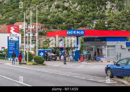 EKO-Tankstelle in Skaljari, kleine Stadt, in der Gemeinde von Kotor in Montenegro Stockfoto