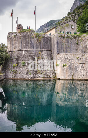 Gurdic Bastion, die älteste Süd Tor der Altstadt von Kotor Küstenstadt, in der Bucht von Kotor der Adria, Montenegro entfernt Stockfoto