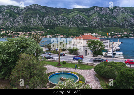 Brunnen vor der alten Stadtmauer in Kotor Küstenstadt, in der Bucht von Kotor der Adria, Montenegro entfernt Stockfoto