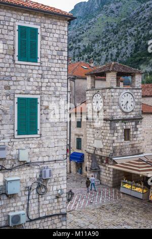 Glockenturm stammt aus dem Jahre 1602 Auf dem Platz der Altstadt von Kotor Küstenstadt, in der Bucht von Kotor der Adria, Montenegro entfernt Stockfoto