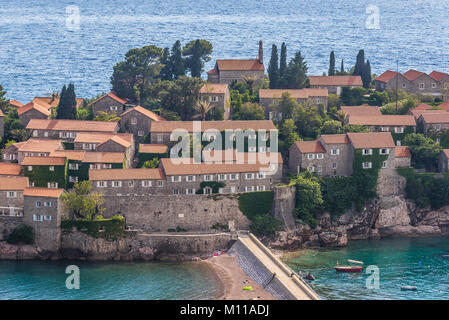 Entfernung Blick auf Sveti Stefan Inselchen und fünf Sterne Aman Sveti Stefan Hotel Resort an der Adriatischen Küste von Montenegro Stockfoto